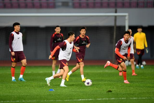 1728843346269017141.jpg (体育)(8)足球——世预赛:中国队进行赛前训练XxjpseC007266_20241013_PEPFN0A001.jpg