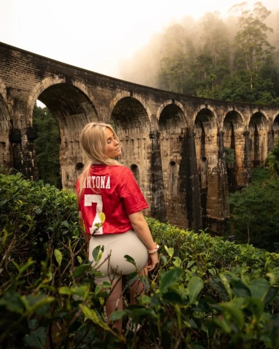 开云体育登录-太阳报：曼联最性感女球迷身着坎通纳复古球衣，引发球迷热议
