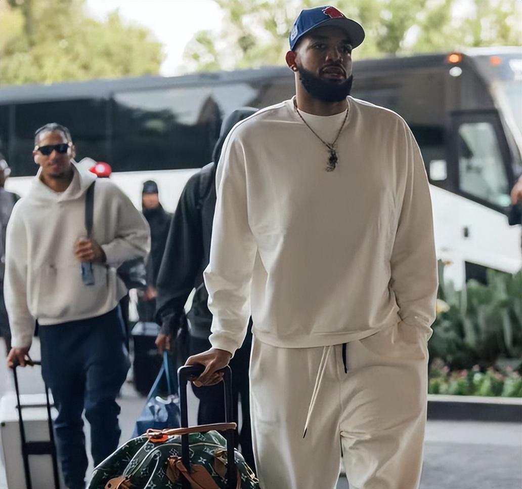 NBA总决赛时间出炉！尼克斯抵达圣安东尼奥，马刺主场搭建完成